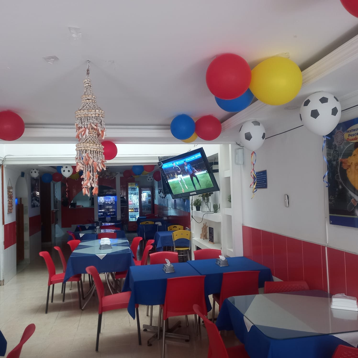Mesas e interior del restaurante Donde Johan