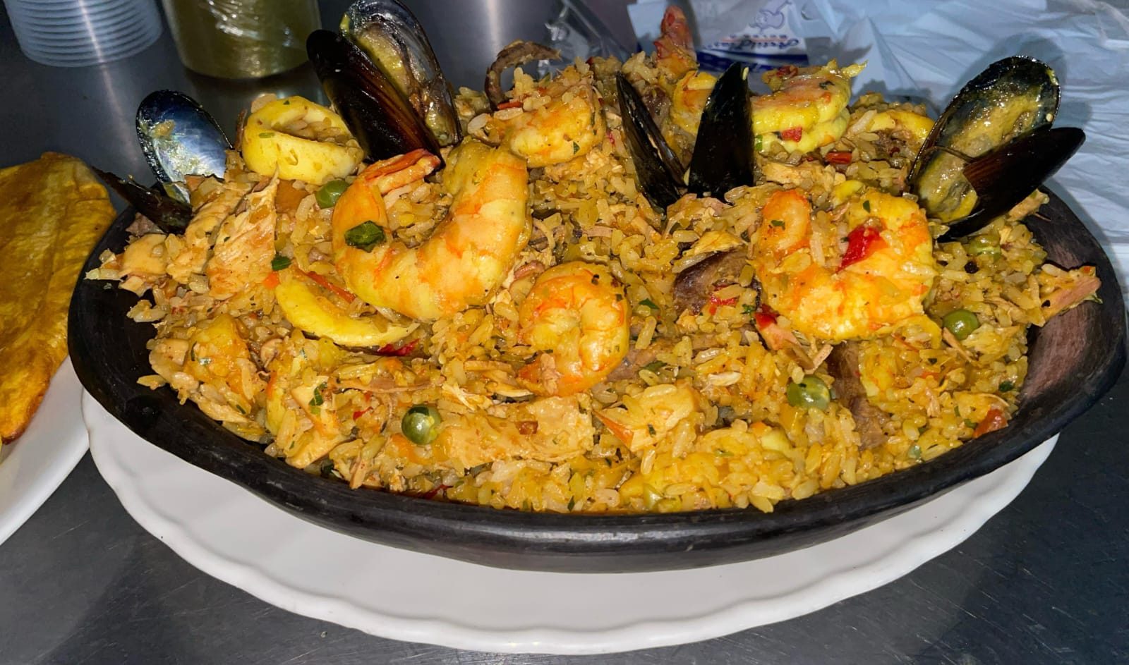 Paella con langostinos, camarón, carne y pechuga